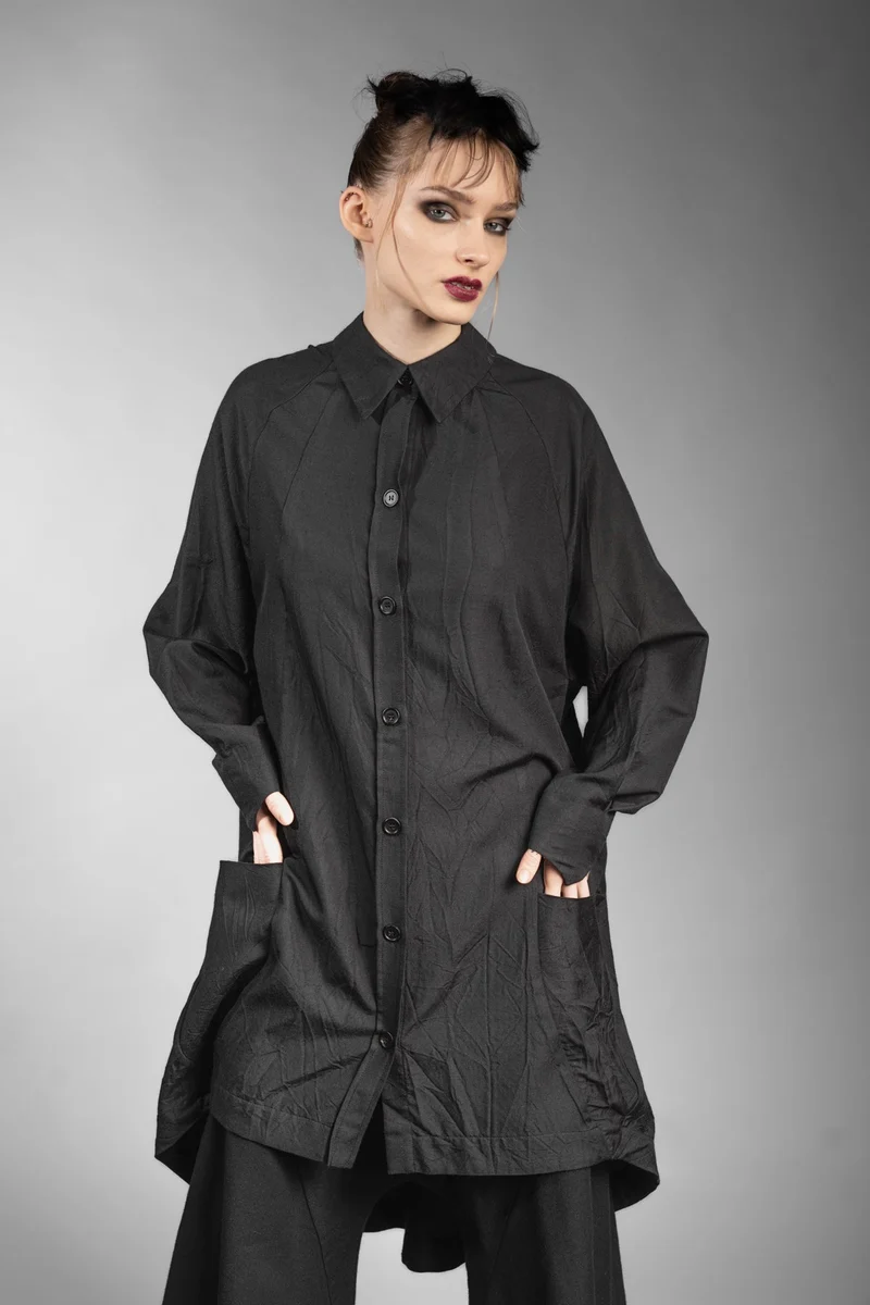 eigensinnig wien | Foucault | Schwarzes Designes Mantelkleid aus exklusivem Seide-Wolle-Material