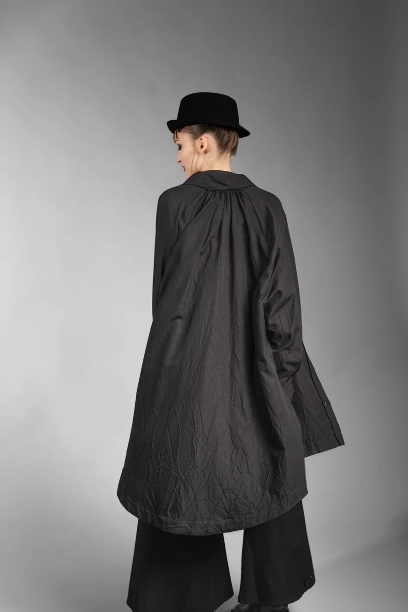 eigensinnig wien | Foucault | Schwarzes Designes Mantelkleid aus exklusivem Seide-Wolle-Material