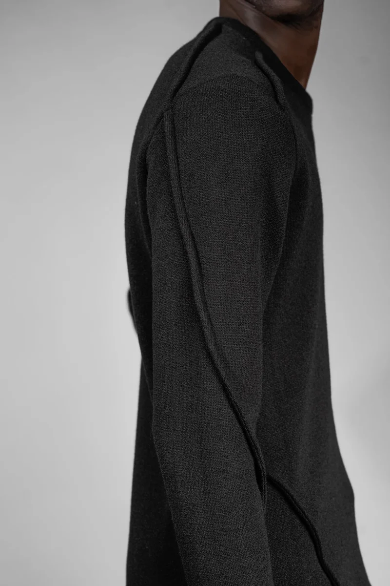 eigensinnig wien | Tyche | Schwarzer Wollpullover mit Rundhals für Damen und Herren