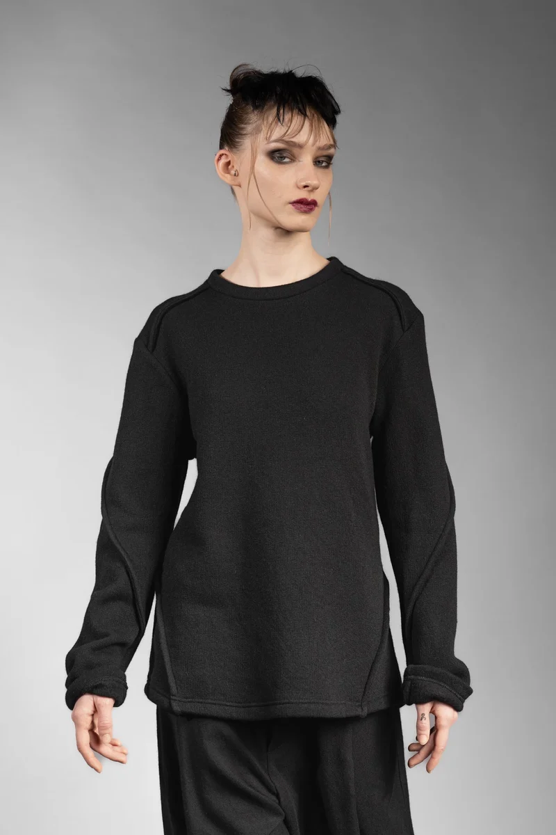 eigensinnig wien | Tyche | Schwarzer Wollpullover mit Rundhals für Damen und Herren