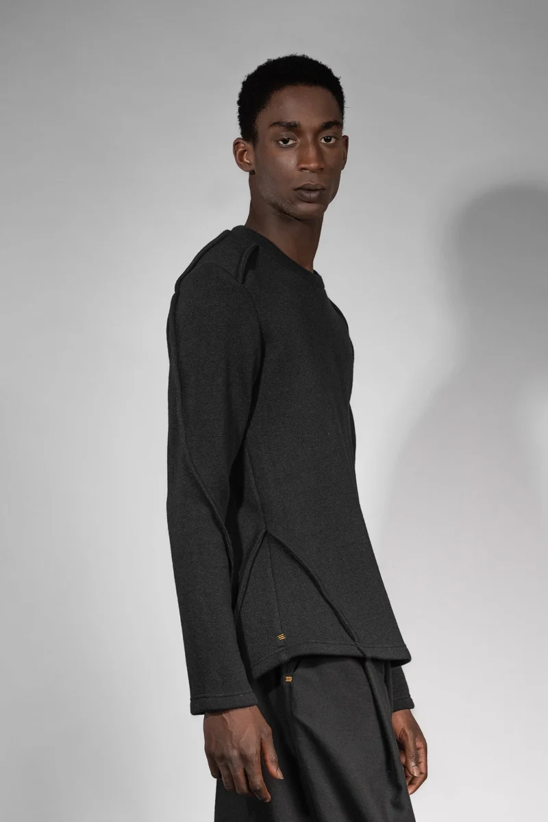 eigensinnig wien | Tyche | Schwarzer Wollpullover mit Rundhals für Damen und Herren