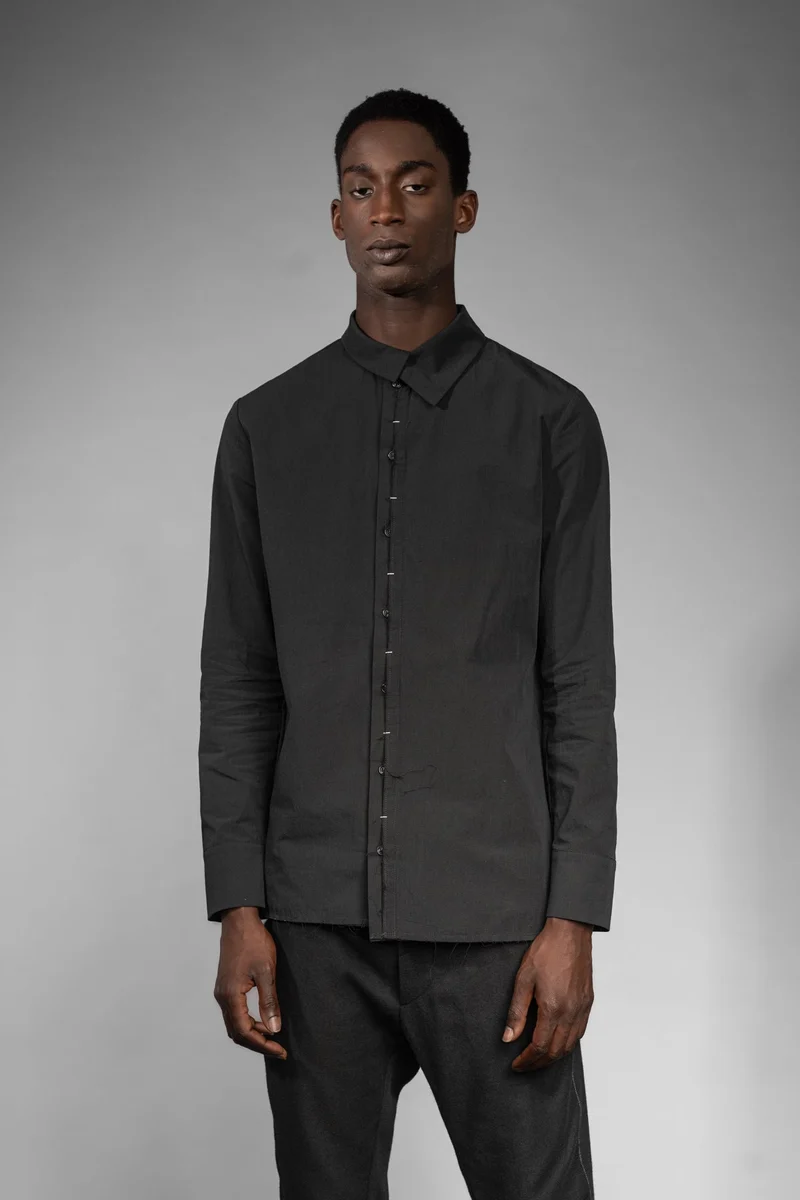eigensinnig wien | Wittgenstein | Schwarzes Herren-Designerhemd mit unkonventionellem Kragen aus japanischer Baumwolle