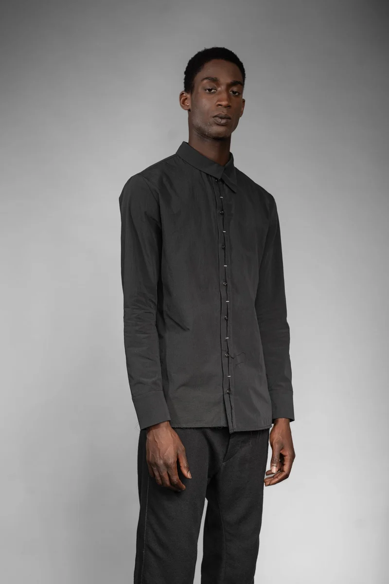 eigensinnig wien | Wittgenstein | Schwarzes Herren-Designerhemd mit unkonventionellem Kragen aus japanischer Baumwolle