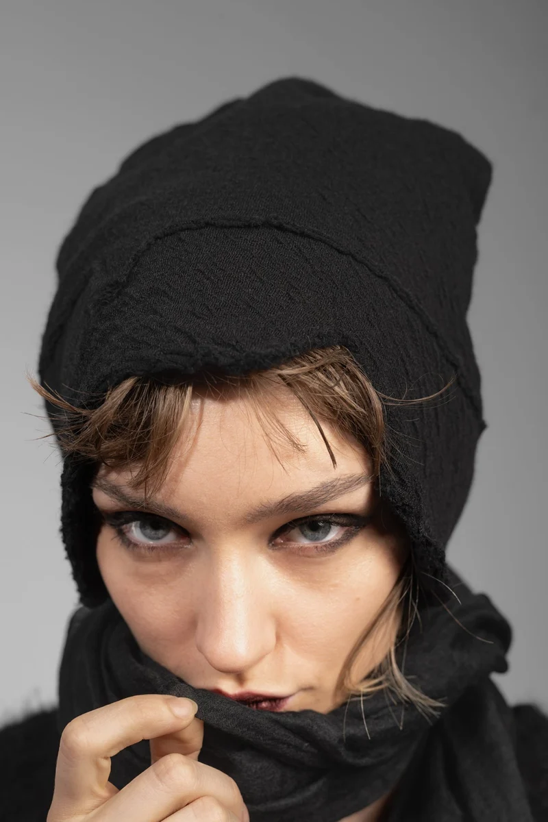 eigensinnig wien | Ehrenfels | Schwarzer Designer Long-Beanie aus Merinowolle
