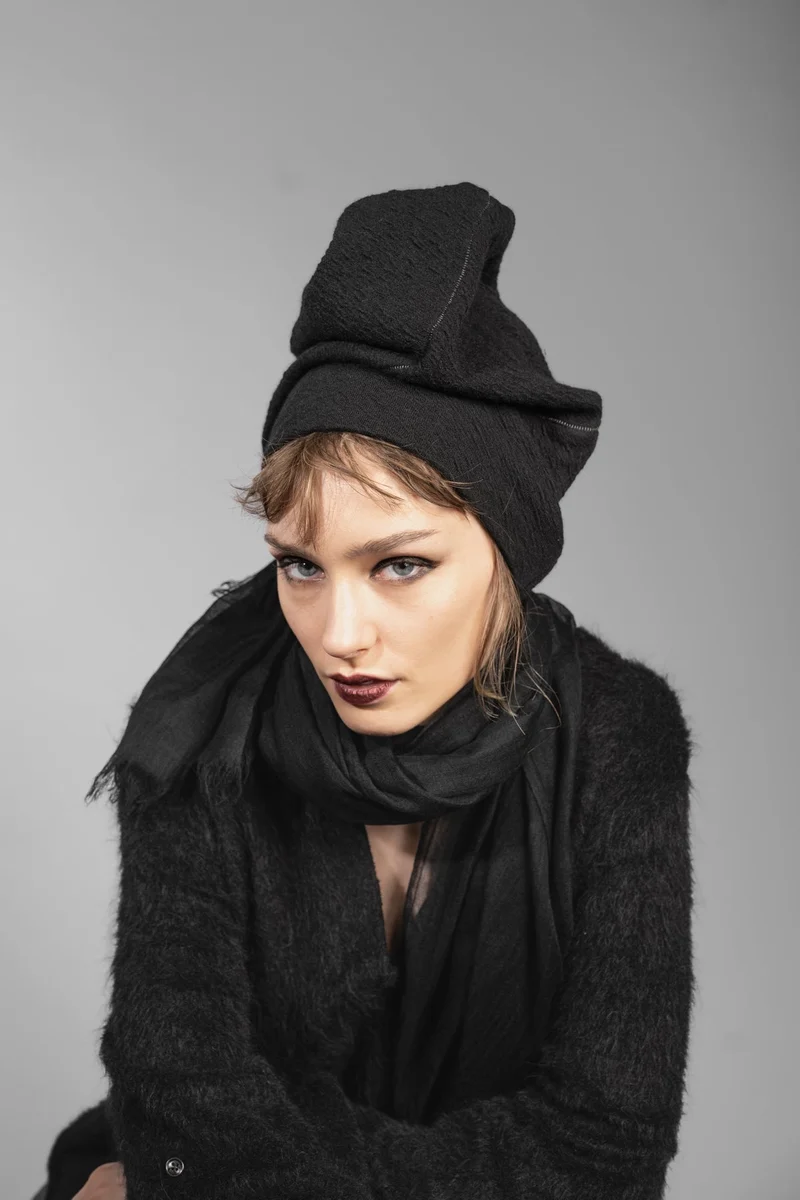 eigensinnig wien | Balint | Schwarzer Designer Slouchy Beanie aus Merinowolle