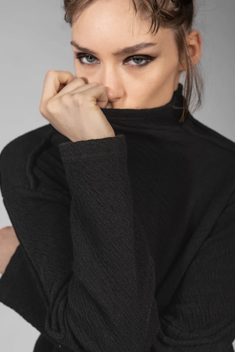 eigensinnig wien | Candide | Schwarzer Designer Rollkragen-Pullover aus Merinowolle