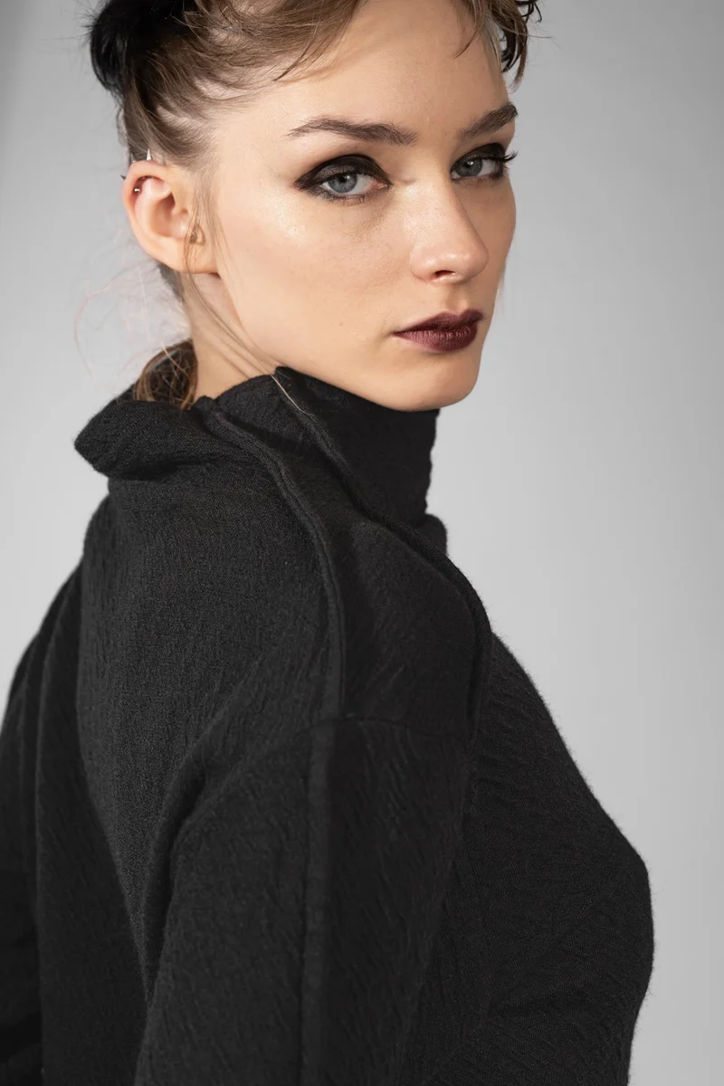 eigensinnig wien | Candide | Schwarzer Designer Rollkragen-Pullover aus Merinowolle