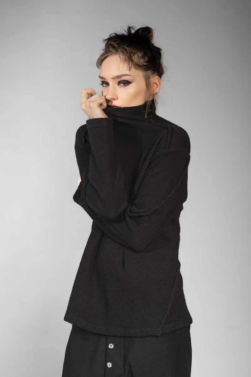 eigensinnig wien | Candide | Schwarzer Designer Rollkragen-Pullover aus Merinowolle