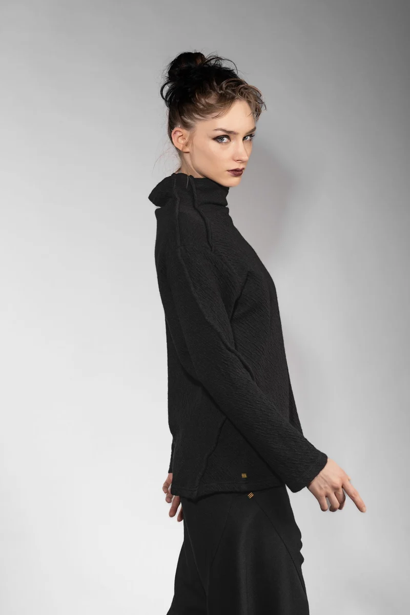 eigensinnig wien | Candide | Schwarzer Designer Rollkragen-Pullover aus Merinowolle