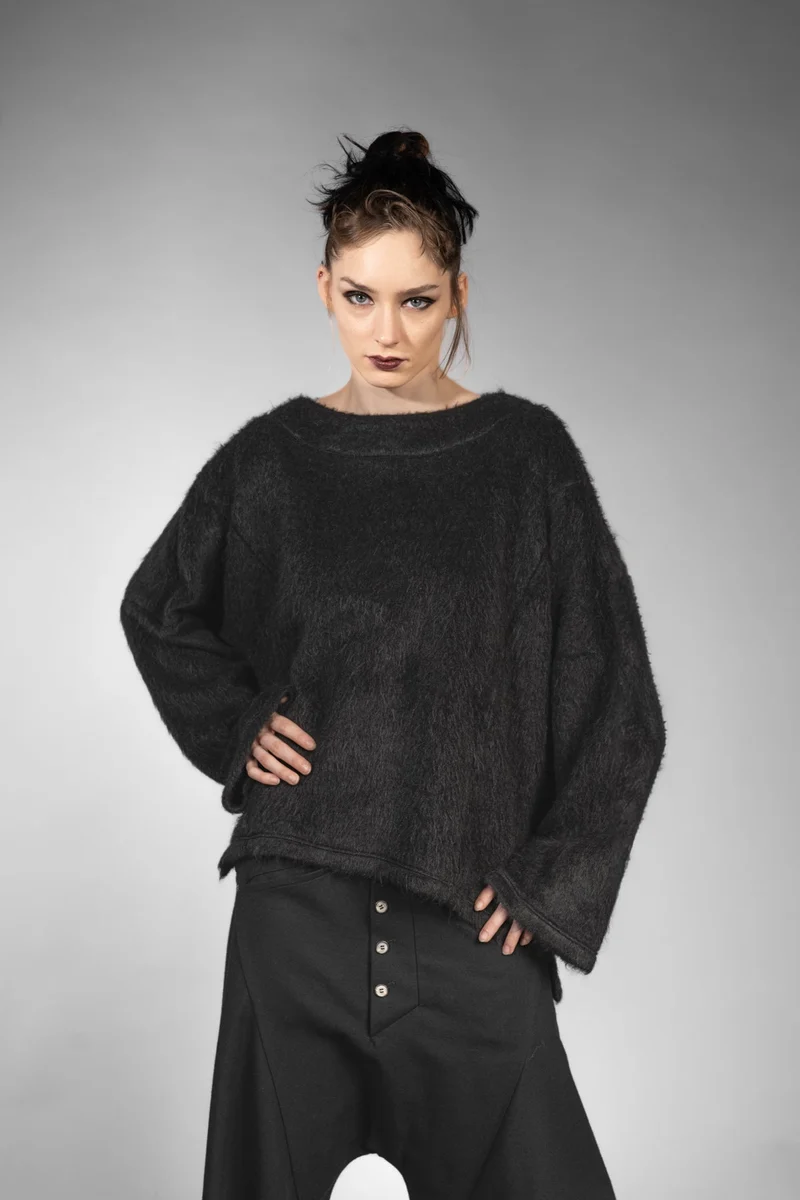 eigensinnig wien | Rosa | Exklusiver Oversize Flauschpullover für Damen in Schwarz