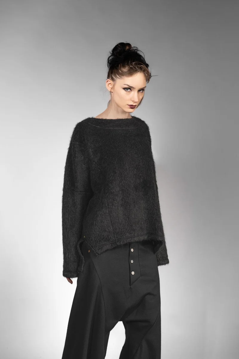 eigensinnig wien | Rosa | Exklusiver Oversize Flauschpullover für Damen in Schwarz