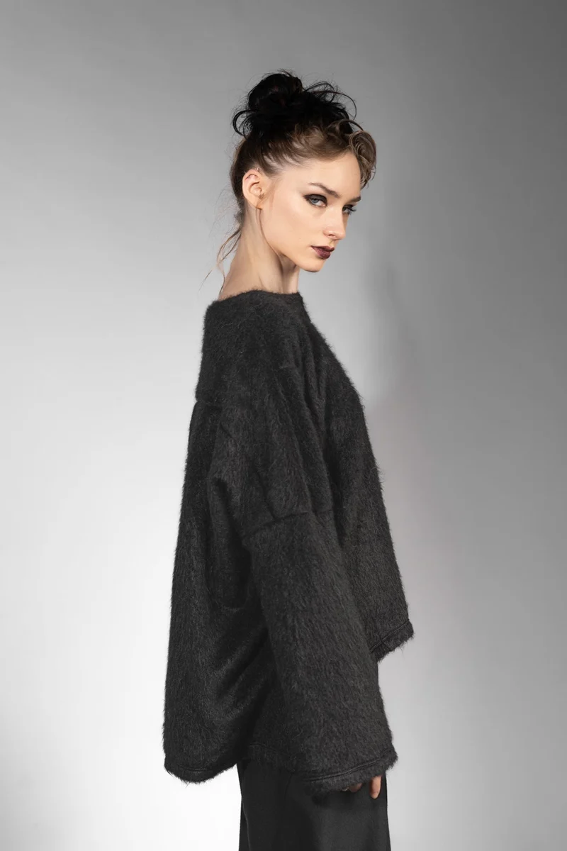 eigensinnig wien | Rosa | Exklusiver Oversize Flauschpullover für Damen in Schwarz