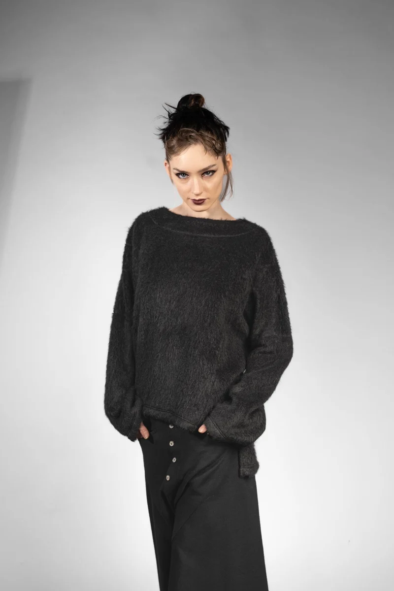 eigensinnig wien | Rosa | Exklusiver Oversize Flauschpullover für Damen in Schwarz