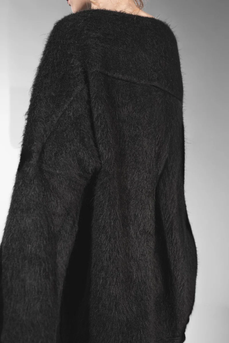 eigensinnig wien | Rosa | Exklusiver Oversize Flauschpullover für Damen in Schwarz