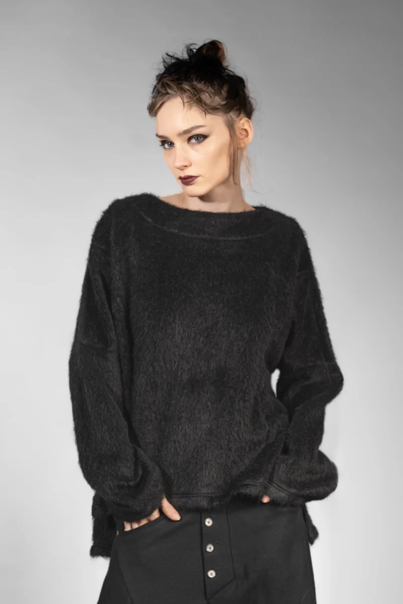 eigensinnig wien | Rosa | Exklusiver Oversize Flauschpullover für Damen in Schwarz