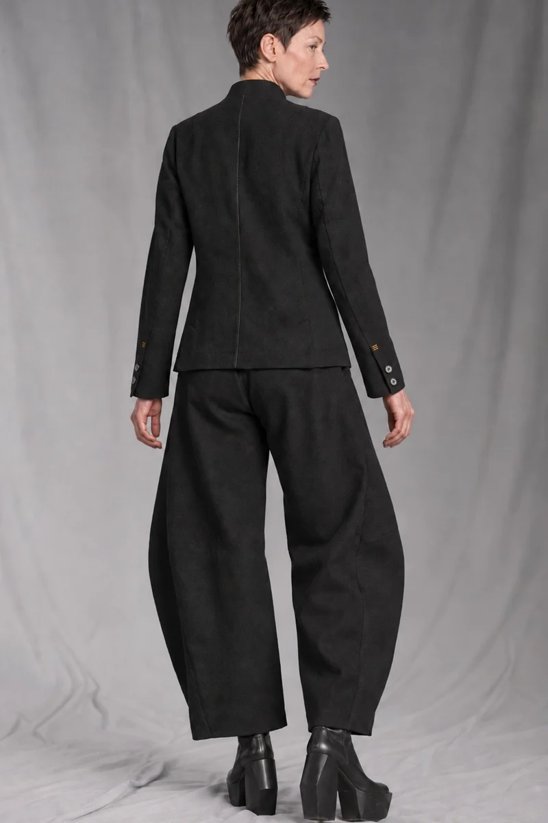 eigensinnig wien | SonNin | Designer-Damenanzug mit Barrel-Leg-Hose aus Luxuswolle