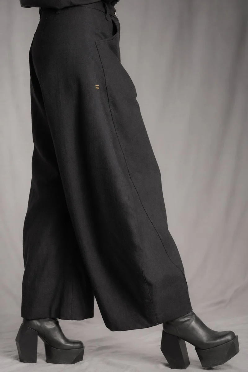 eigensinnig wien | SonNin | Designer-Damenanzug mit Barrel-Leg-Hose aus Luxuswolle