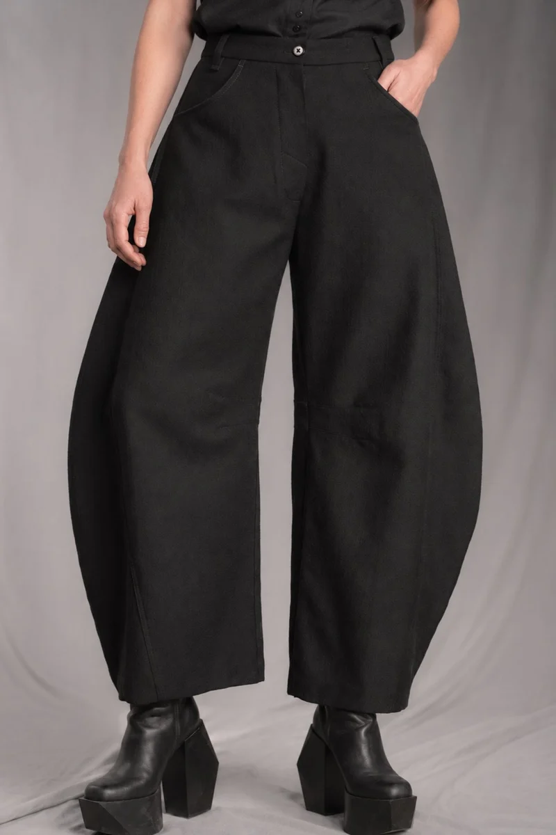 eigensinnig wien | SonNin | Designer-Damenanzug mit Barrel-Leg-Hose aus Luxuswolle