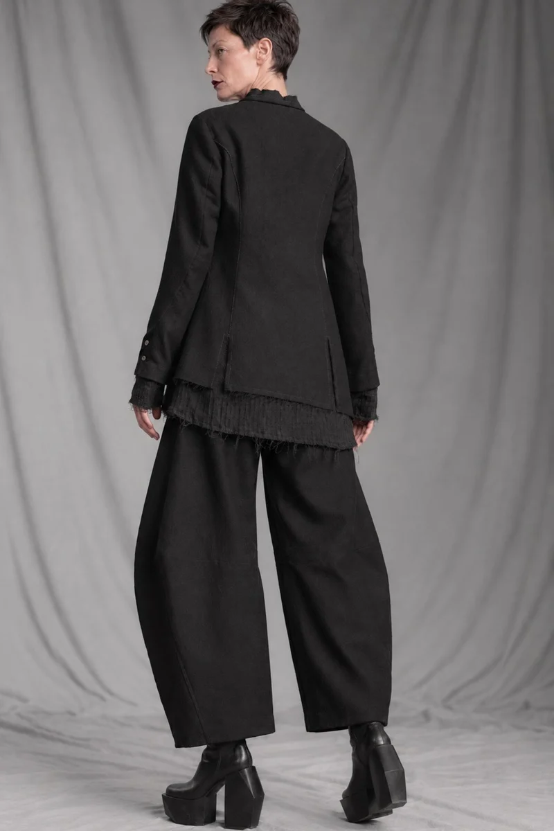 eigensinnig wien | CamNin | Extravaganter Damen-Hosenanzug aus italienischer Wolle mit Barrel-Leg-Hose