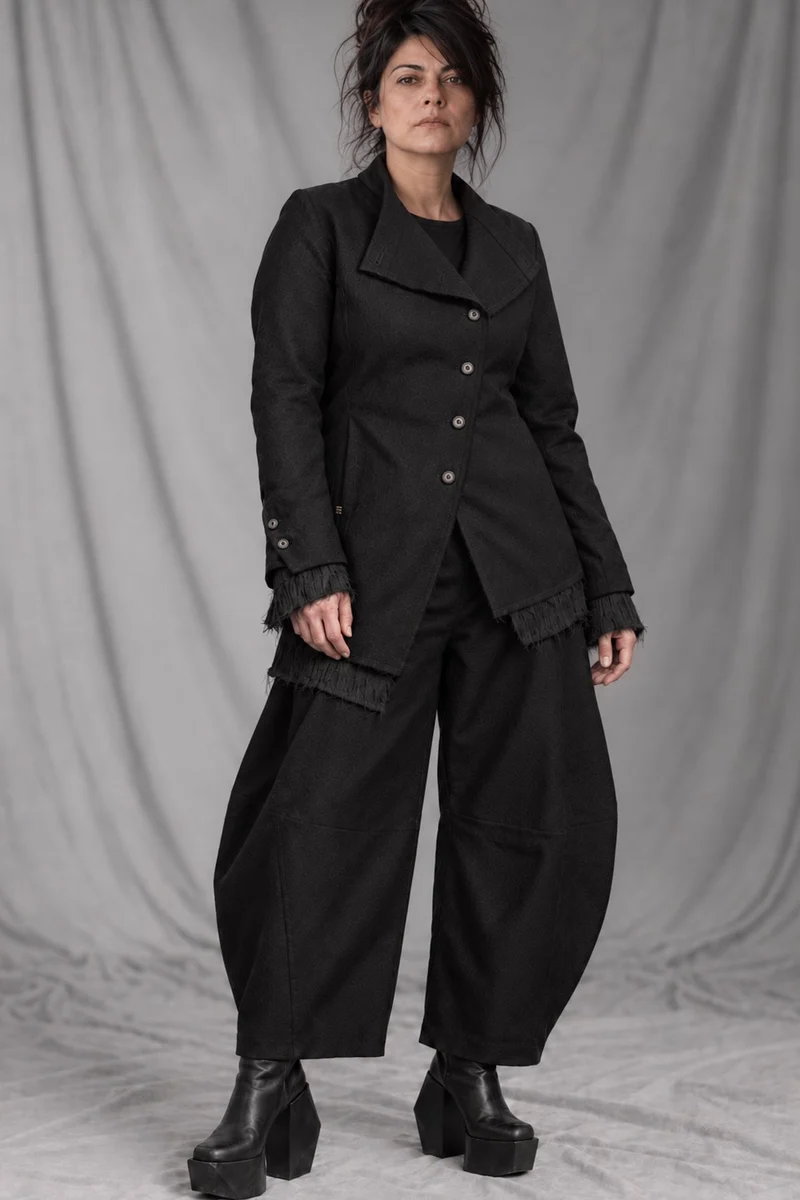 eigensinnig wien | CamNin | Extravaganter Damen-Hosenanzug aus italienischer Wolle mit Barrel-Leg-Hose