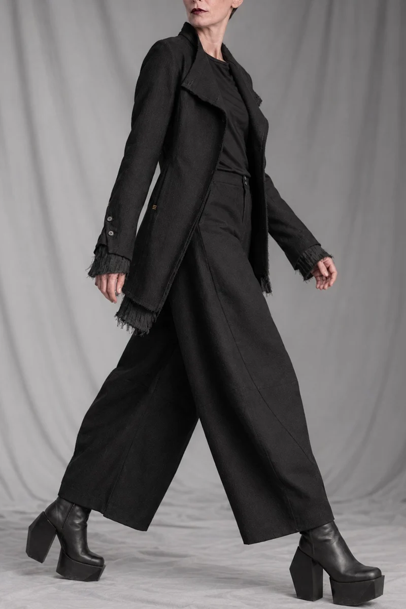 eigensinnig wien | CamNin | Extravaganter Damen-Hosenanzug aus italienischer Wolle mit Barrel-Leg-Hose
