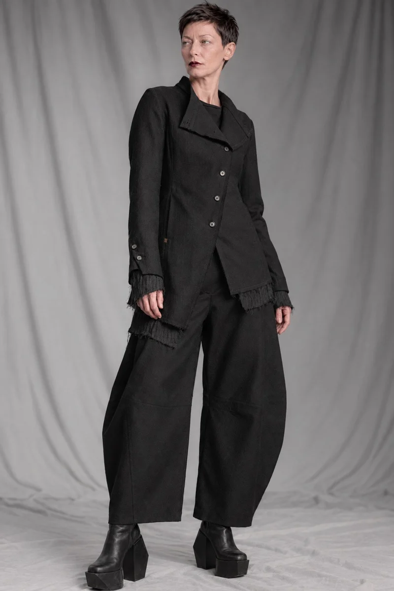 eigensinnig wien | CamNin | Extravaganter Damen-Hosenanzug aus italienischer Wolle mit Barrel-Leg-Hose