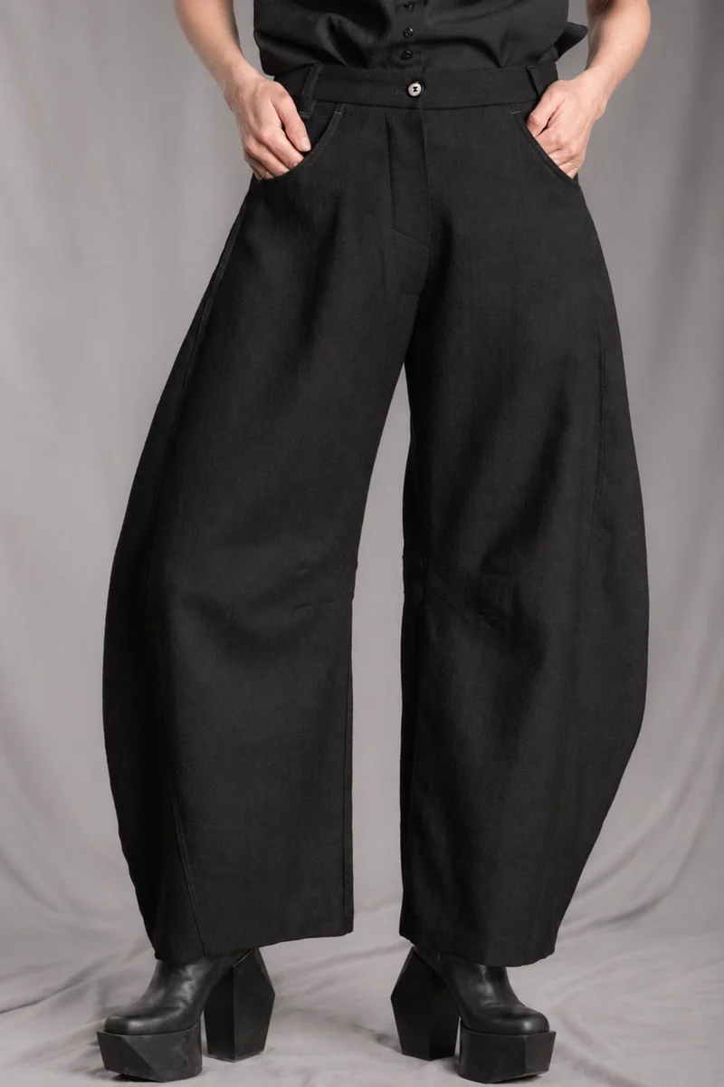 eigensinnig wien | CamNin | Extravaganter Damen-Hosenanzug aus italienischer Wolle mit Barrel-Leg-Hose