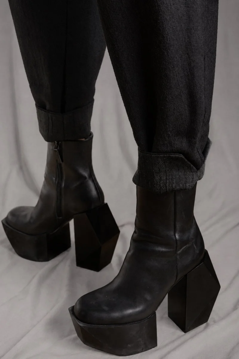 eigensinnig wien | SonEgo | Sartorialer Damen-Hosenanzug aus italienischer Luxuswolle mit Bundfaltenhose