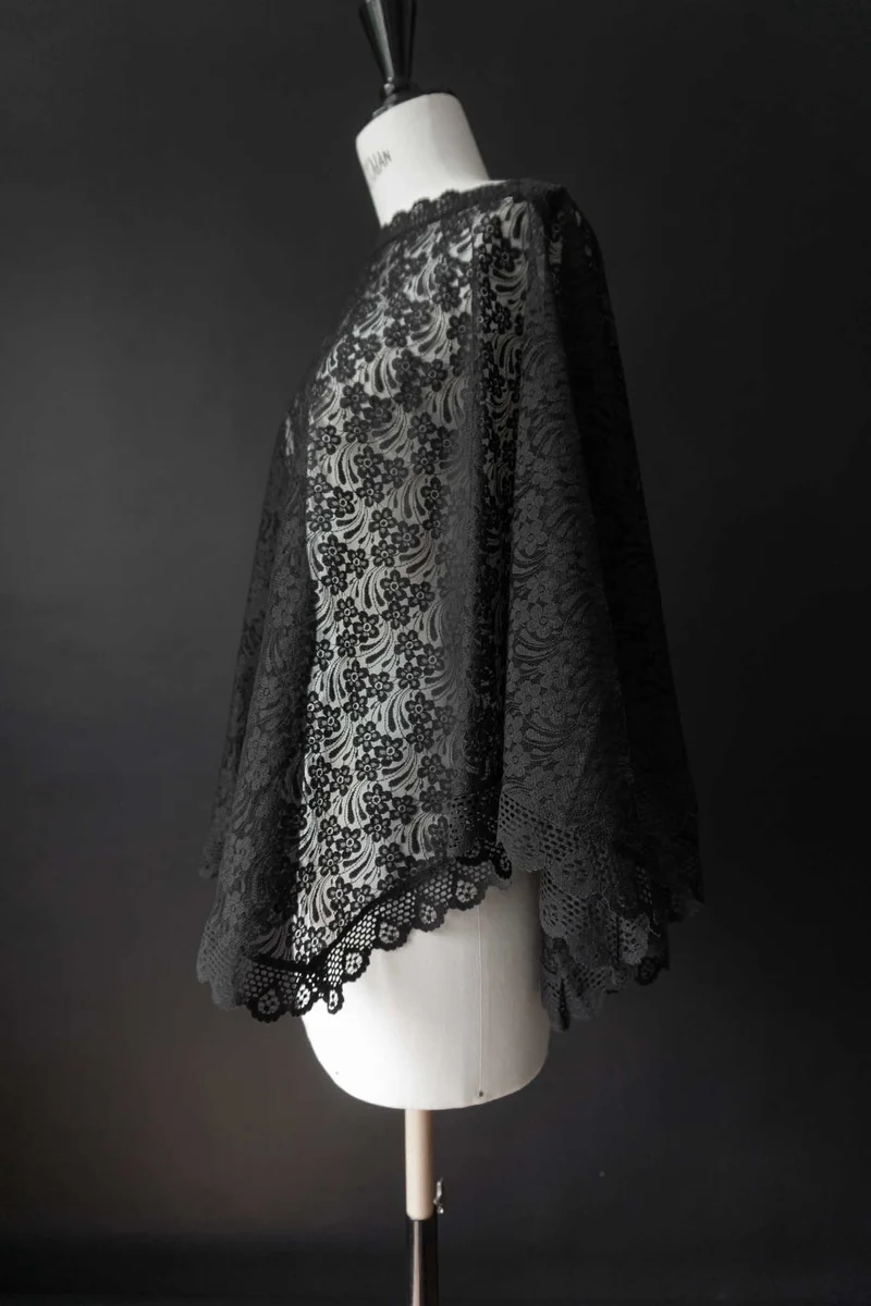 Vintage 70s Spitzen-Cape – One Size Witchy Vibe