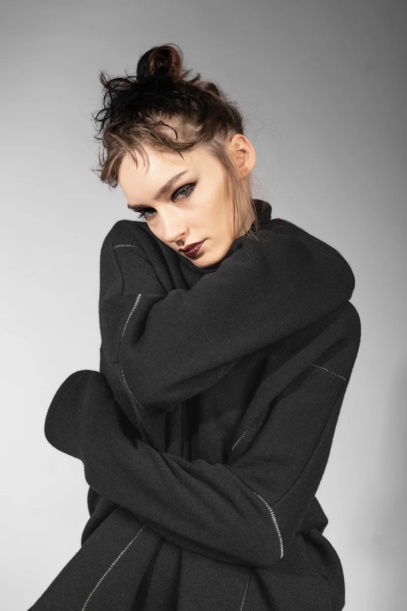 eigensinnig wien | Estella | Weiter Woll-Pullover mit Rollkragen für Damen in Schwarz