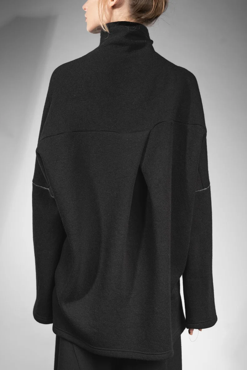 eigensinnig wien | Estella | Weiter Woll-Pullover mit Rollkragen für Damen in Schwarz
