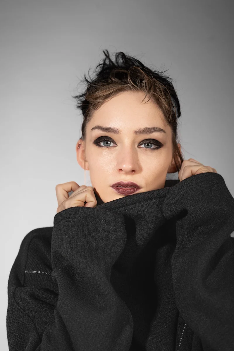 eigensinnig wien | Estella | Weiter Woll-Pullover mit Rollkragen für Damen in Schwarz