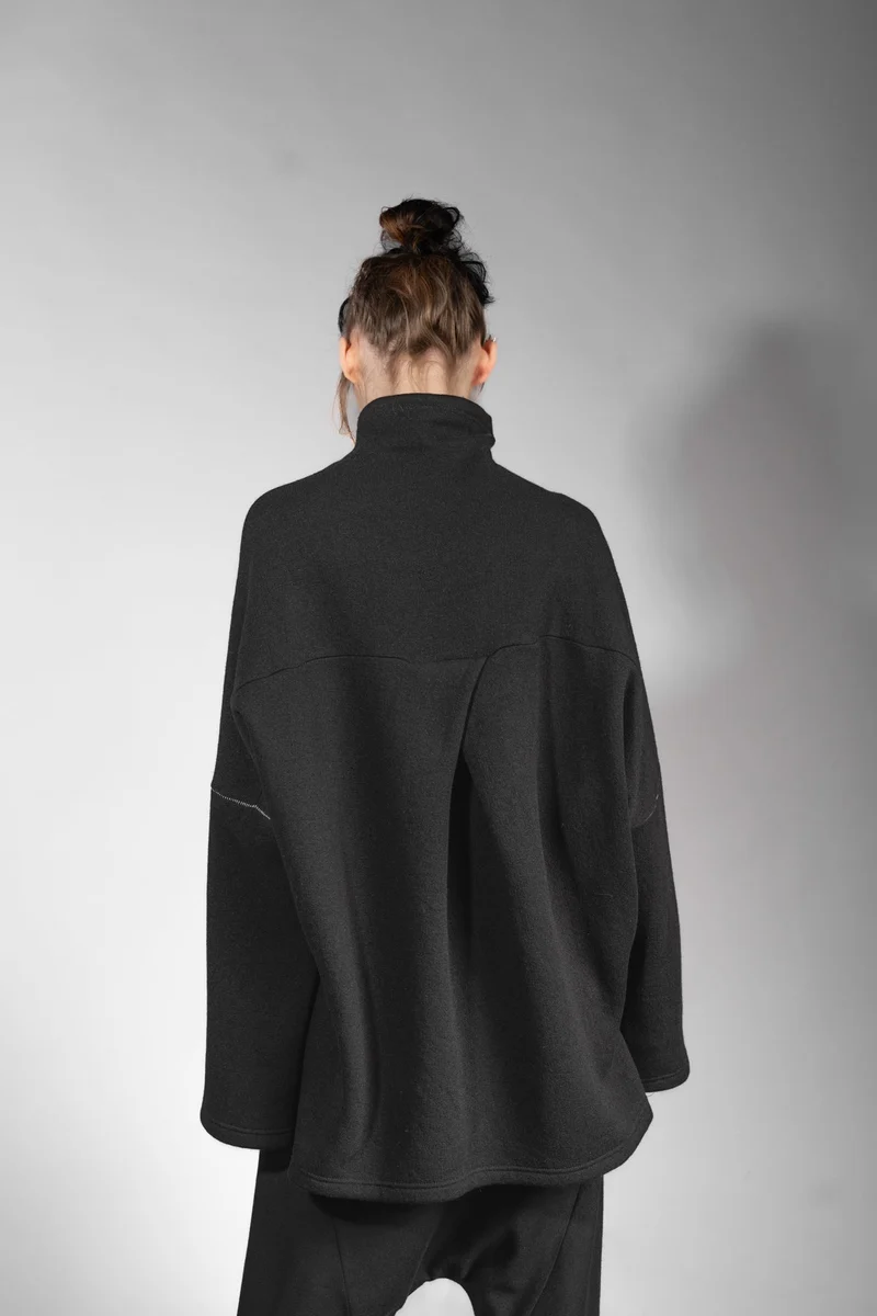 eigensinnig wien | Estella | Weiter Woll-Pullover mit Rollkragen für Damen in Schwarz