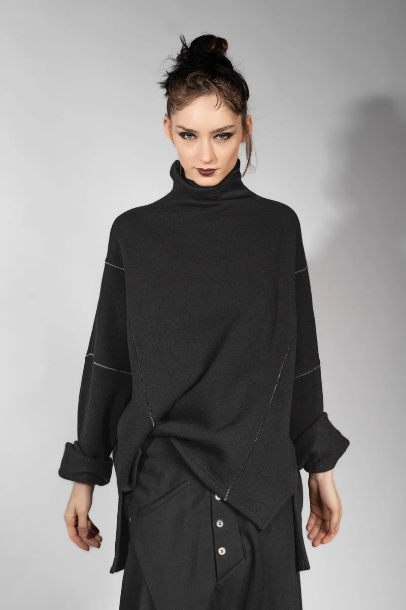 eigensinnig wien | Estella | Weiter Woll-Pullover mit Rollkragen für Damen in Schwarz