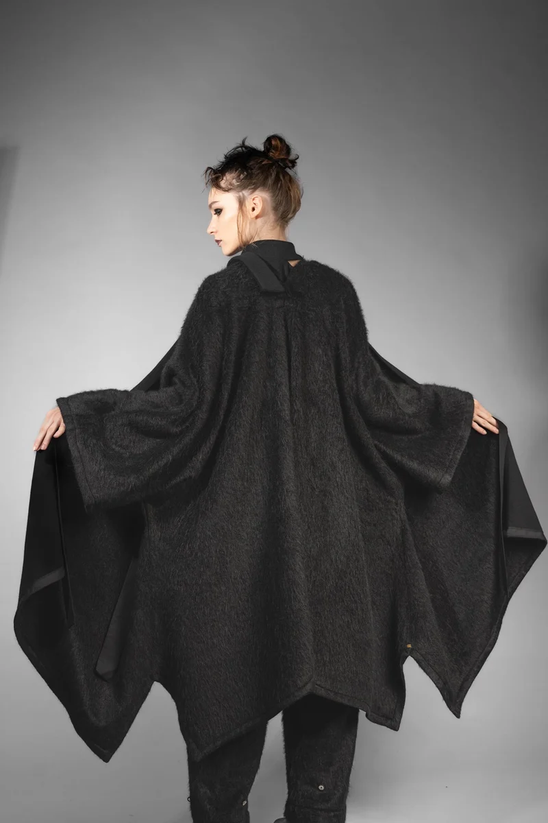 eigensinnig wien | Fama | Schwarzer Designer Flausch-Capemantel mit Ärmeln