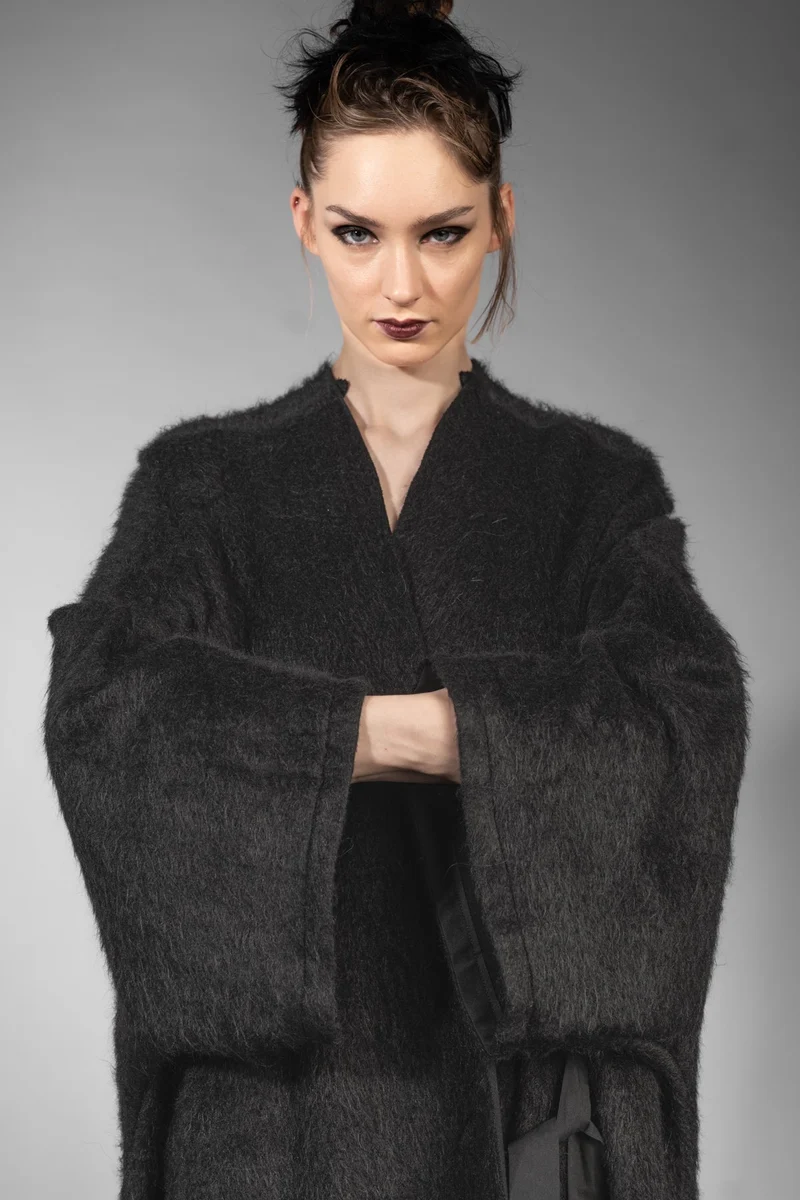 eigensinnig wien | Fama | Schwarzer Designer Flausch-Capemantel mit Ärmeln