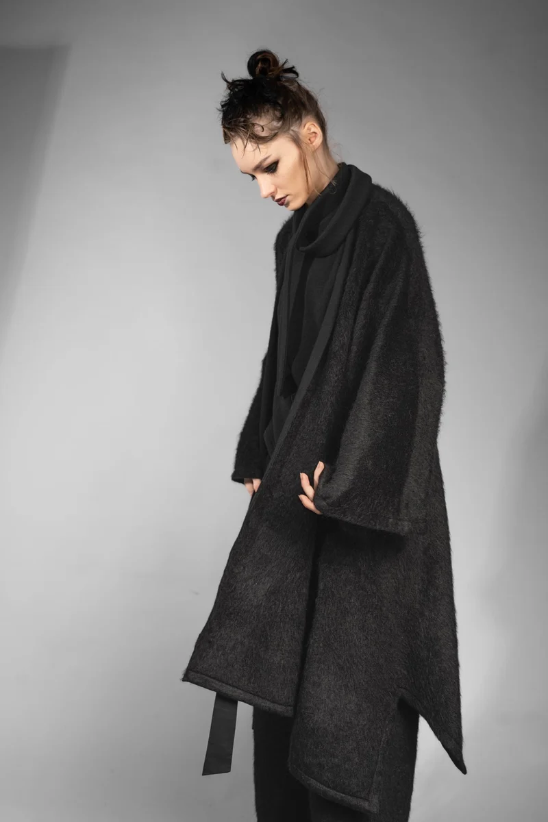 eigensinnig wien | Fama | Schwarzer Designer Flausch-Capemantel mit Ärmeln