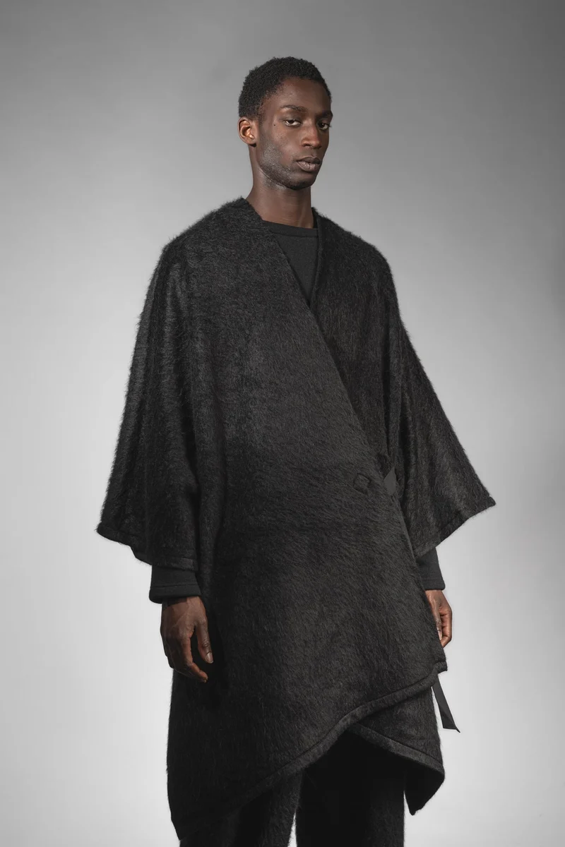eigensinnig wien | Fama | Schwarzer Designer Flausch-Capemantel mit Ärmeln