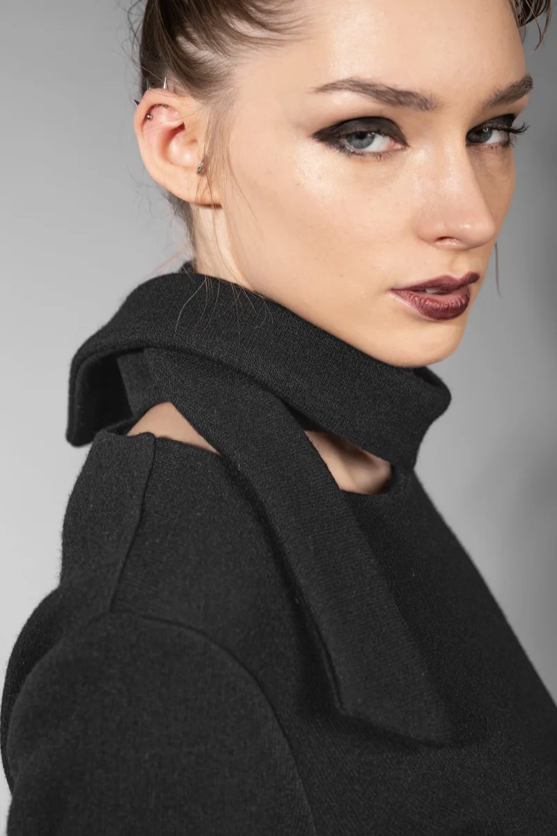 eigensinnig wien | Aoife | Schwarzer, hochwertiger Woll-Strickpullover für Damen mit asymmetrischem Schal