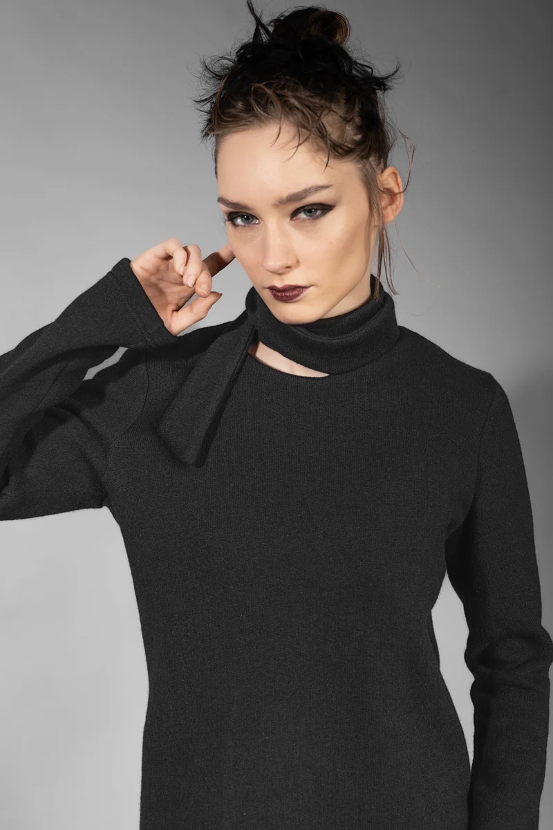 eigensinnig wien | Aoife | Schwarzer, hochwertiger Woll-Strickpullover für Damen mit asymmetrischem Schal
