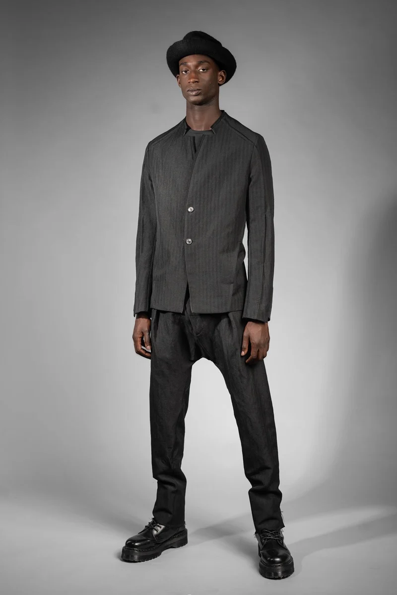 eigensinnig wien | GoeWal | Schwarzer Designer Streifen Anzug für Herren mit Drop Crotch Pants
