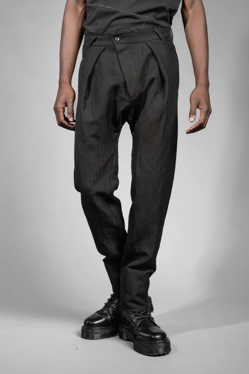 eigensinnig wien | GoeWal | Schwarzer Designer Streifen Anzug für Herren mit Drop Crotch Pants