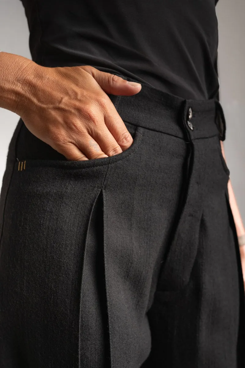 eigensinnig wien | SonFra | Architektonischer Damen-Hosenanzug aus italienischer Wolle mit Bundfaltenhose
