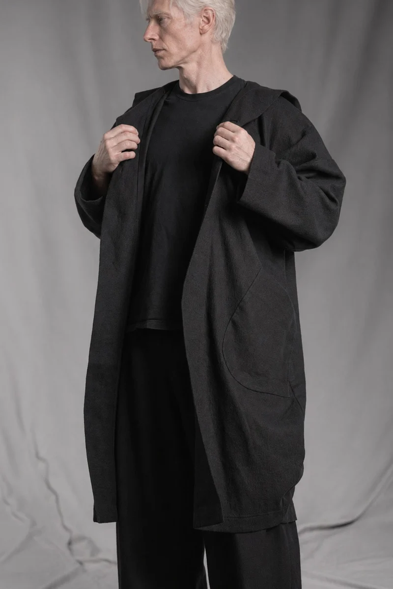 eigensinnig wien | Salzzähler | Schwarzer Designer-Oversize-Mantel mit Kapuze aus japanischem Wollmix