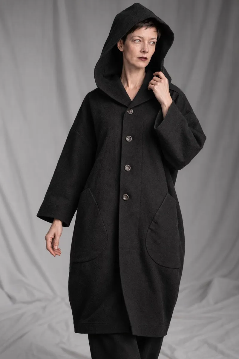 eigensinnig wien | Salzzähler | Schwarzer Designer-Oversize-Mantel mit Kapuze aus japanischem Wollmix