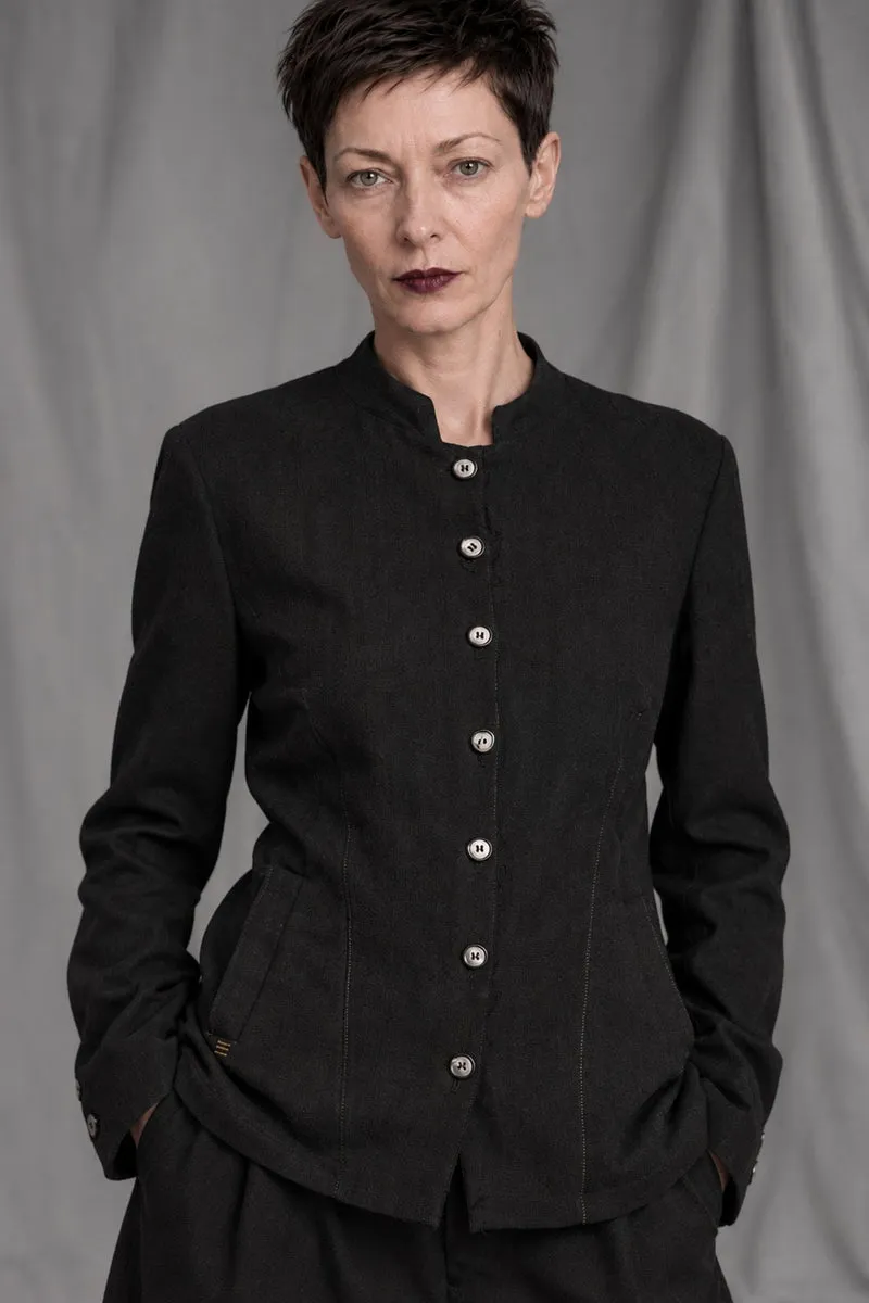 eigensinnig wien | Sontag | Unkonventionelle schwarze Designer-Damenjacke mit Stehkragen aus italienischer Wolle