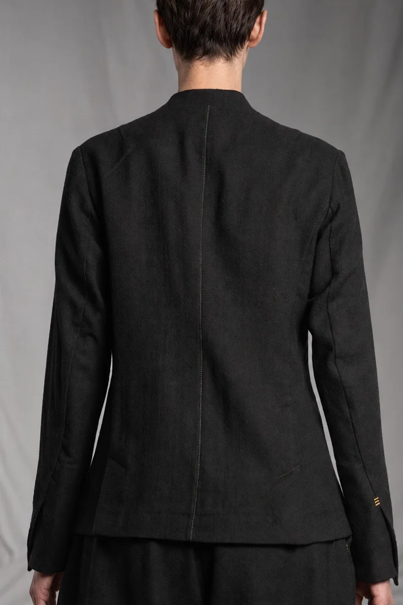 eigensinnig wien | Sontag | Unkonventionelle schwarze Designer-Damenjacke mit Stehkragen aus italienischer Wolle