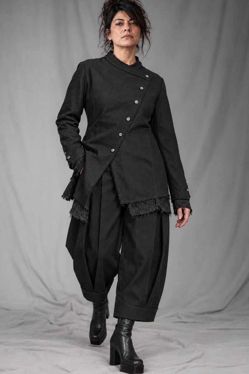 eigensinnig wien | CamFra | Avantgardistischer schwarzer Designer-Hosenanzug für Damen aus italienischer Wolle