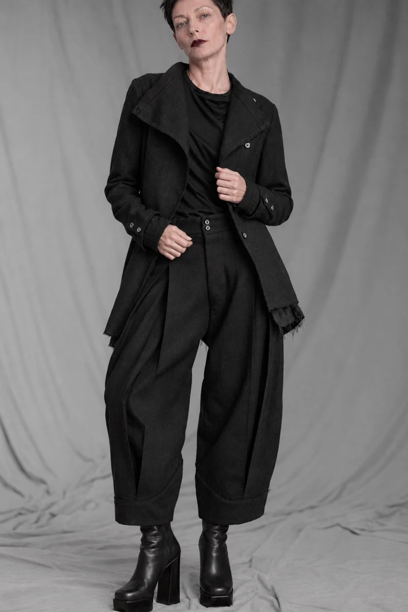 eigensinnig wien | CamFra | Avantgardistischer schwarzer Designer-Hosenanzug für Damen aus italienischer Wolle