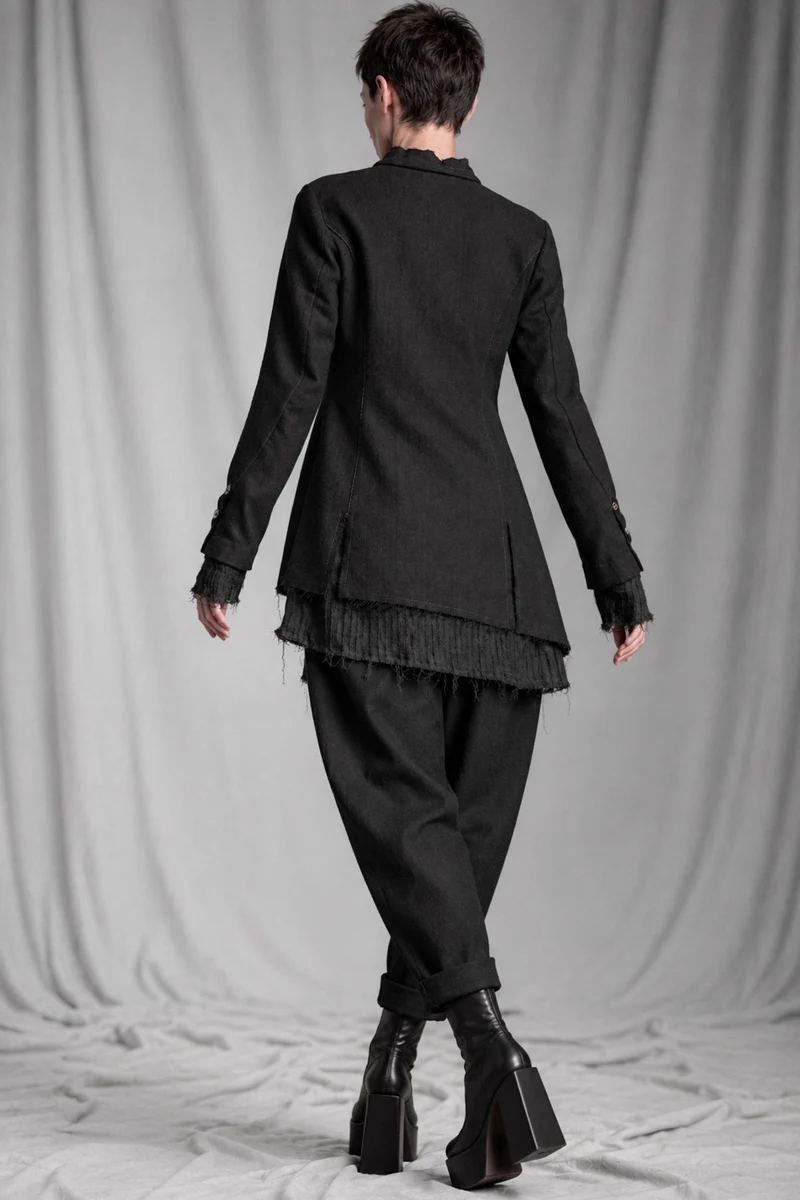 eigensinnig wien | CamEgo | Schwarzer Avantgarde-Hosenanzug für Damen aus italienischer Wolle mit Tapered-Fit Hose